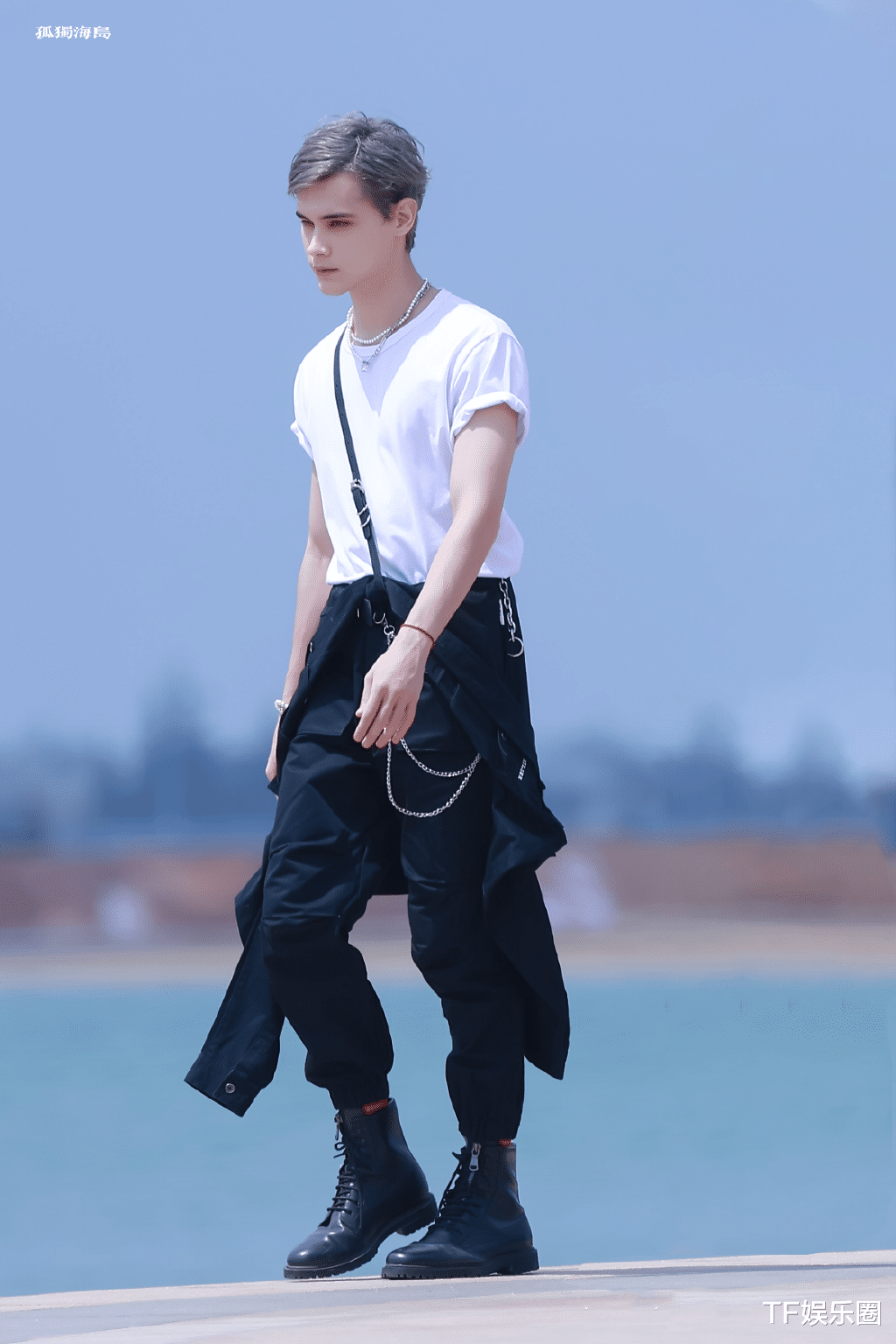 利路修|苏有朋也蹭利路修热度？晒黄色油头发型自拍，但除了发型哪都不像