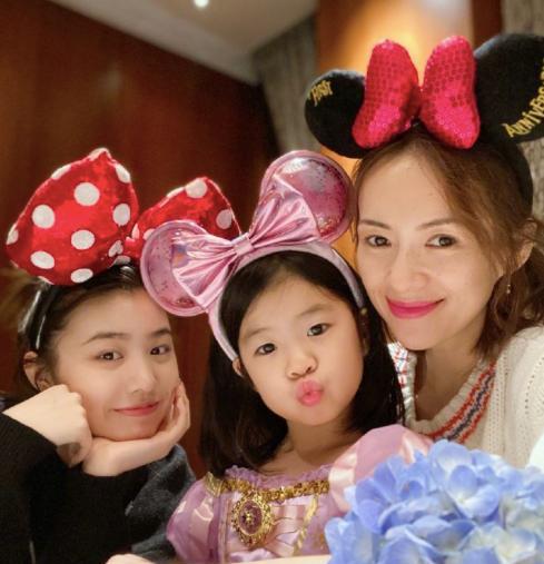 章子怡|汪峰两女儿弹琴为母庆生，章子怡笑得合不拢嘴，继女表情被指冷淡