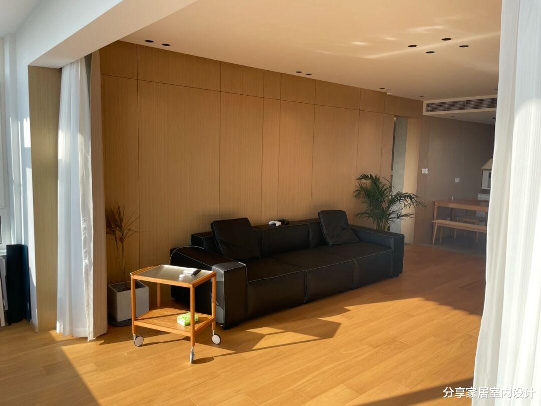 她家新房,全屋无主灯的设计很时尚,露天阳台太令人羡慕了!