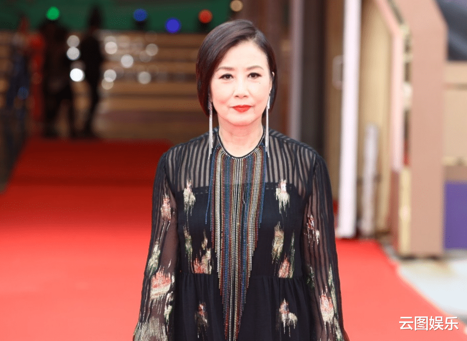 TVB|TVB红毯现场照曝光，74岁汪明荃撑场面，女艺人不惧寒冷大秀身材
