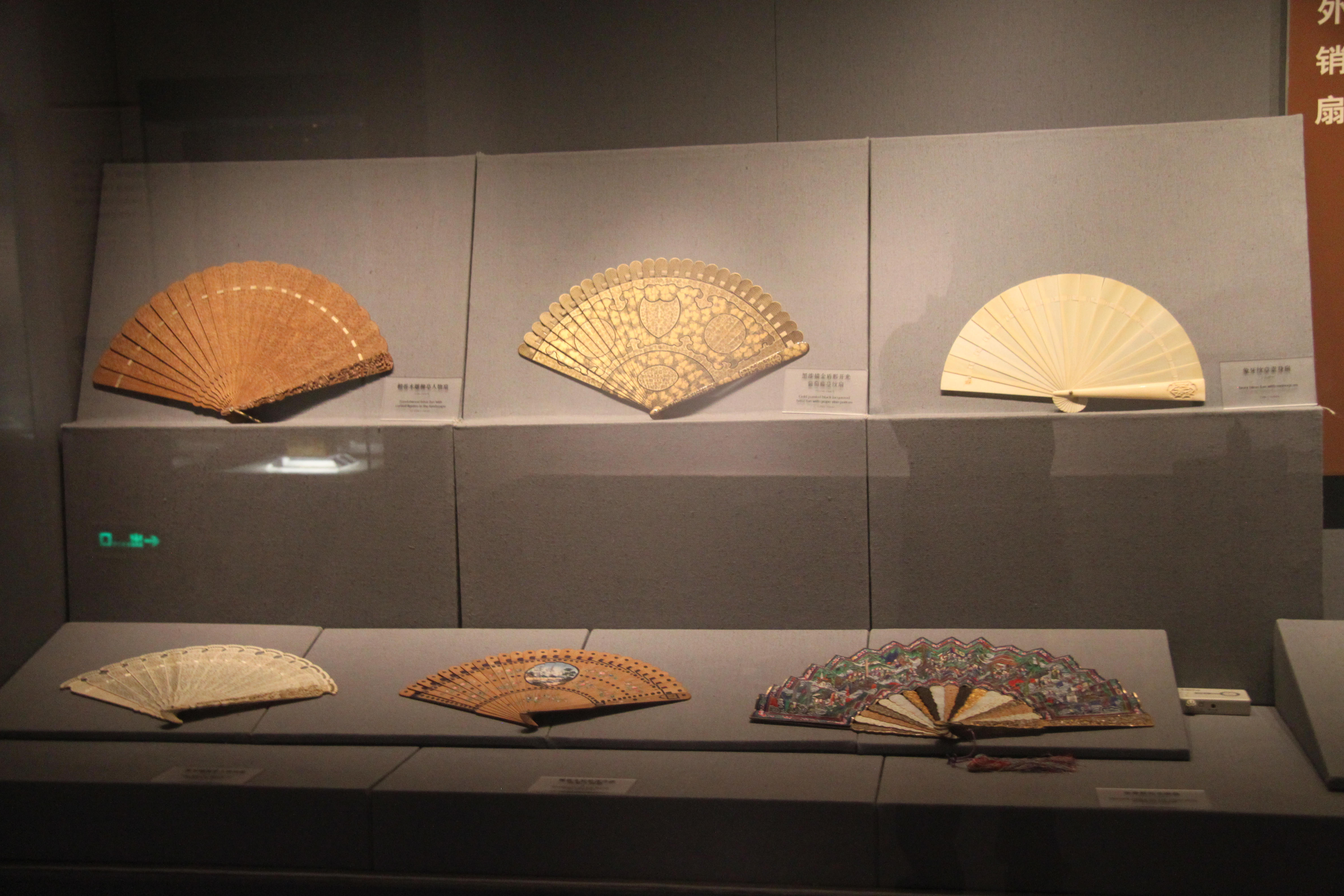 |广博展厅中，外销品品类涵盖画卷、金银器、钟表、瓷器和扇子等