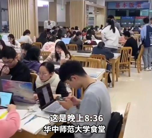 大学生|两张鲜明“对比照”刺痛父母心，孩子，这就是我让你读名校的意义