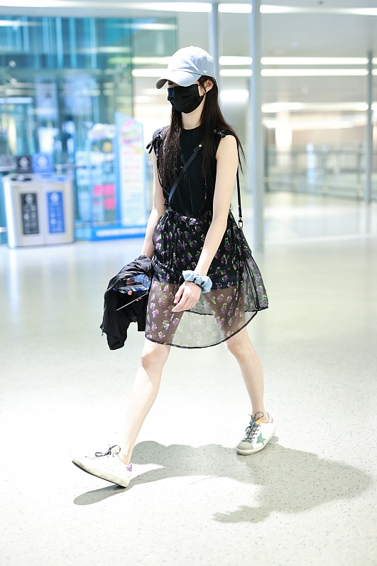 何有强|“谋女郎”刘浩存真会穿，黑T恤配印花吊带裙清新浪漫，减龄洋气