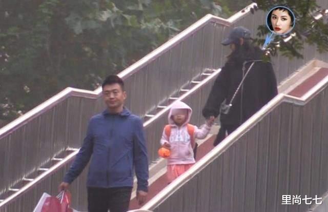 里尚七七|50岁瞿颖已结婚？丈夫正脸曝光个没她高，二婚男还带着一个女儿