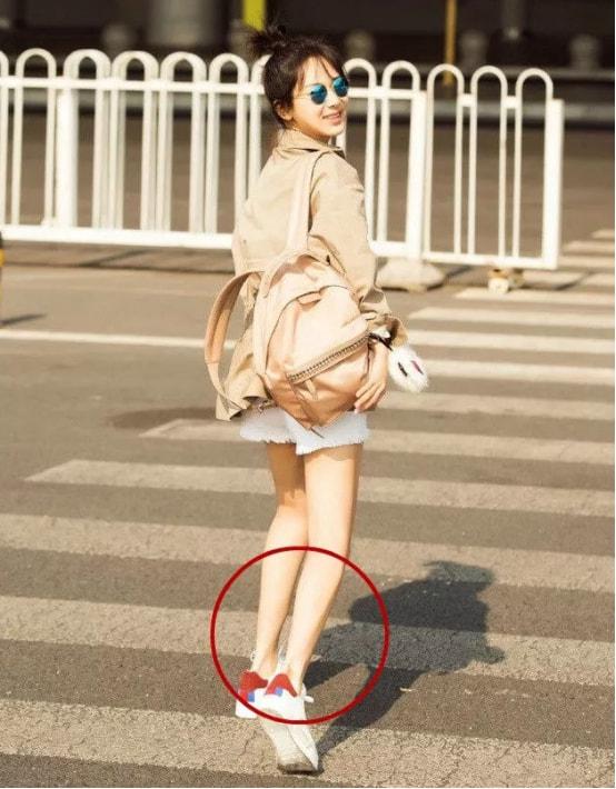 杨幂|娱乐圈P图翻车图片：杨幂P到没有膝盖、赵丽颖P到地板弯曲