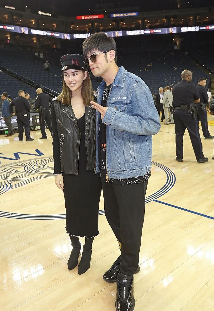 穿衣搭配|周杰伦和爱人一起看球赛，两人满脸的幸福，穿衣风格也是一样的酷