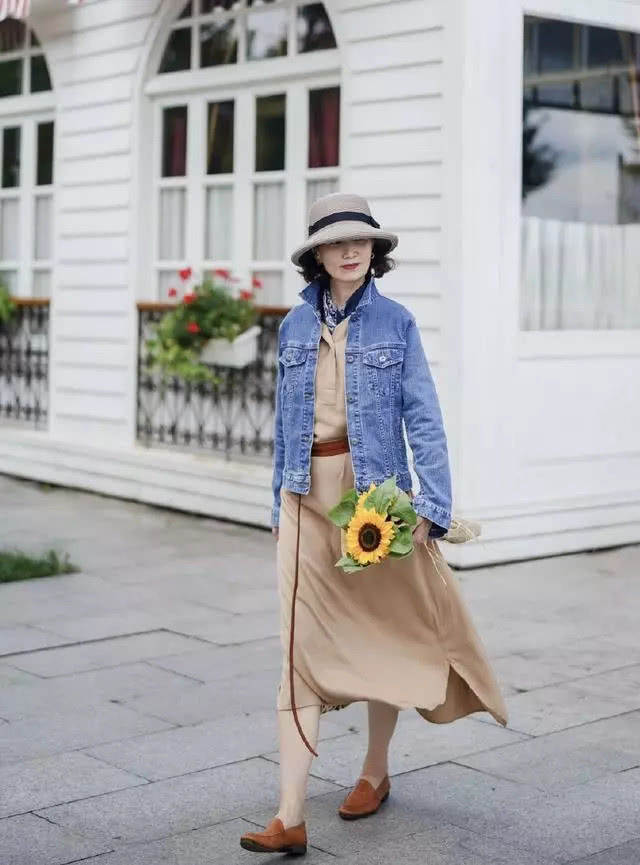 穿衣搭配|赵雅芝扮嫩有资本，穿橙色大衣配马尾辫还挺好看，一般奶奶学不来