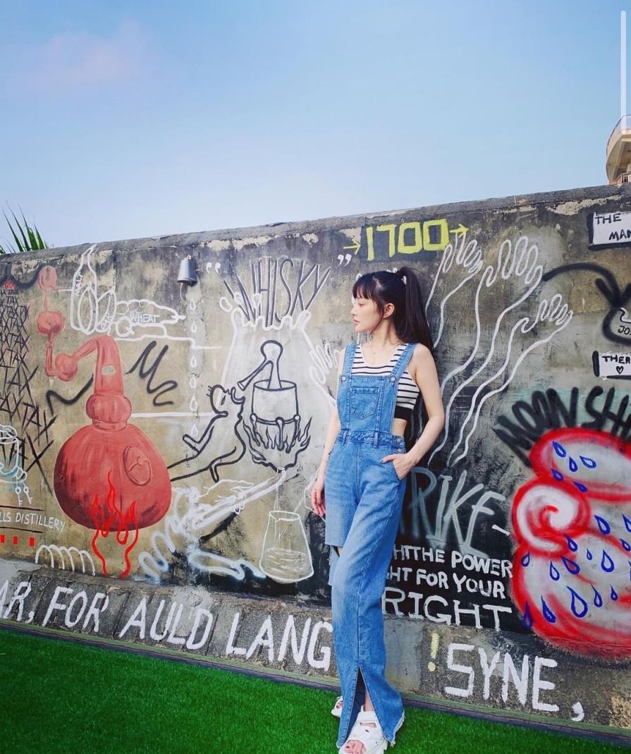 混搭时尚Anna|33岁倪妮机场造型获好评，“老汉背心”配少女背带裤，时髦又洋气