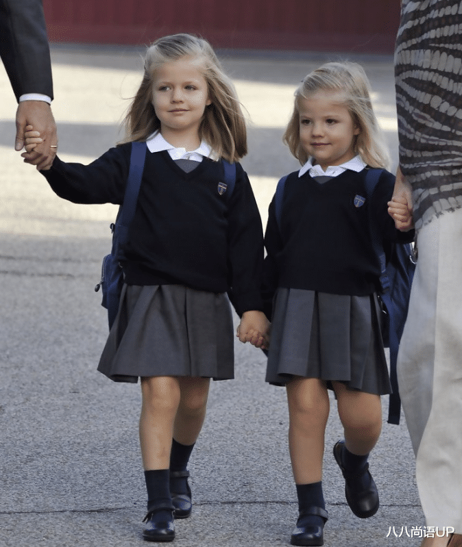 八八尚语UP 西班牙女王储盛装出席音乐会，一身轻熟打扮穿高跟鞋却没有妹妹高