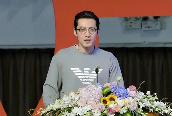 林志炫|39岁胡歌戴眼镜素颜现身母亲，现场送给学弟学妹们三句话