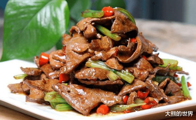 清洗猪肝，用水冲等于吃毒素，饭店厨师教你1招，洗得干净还省事