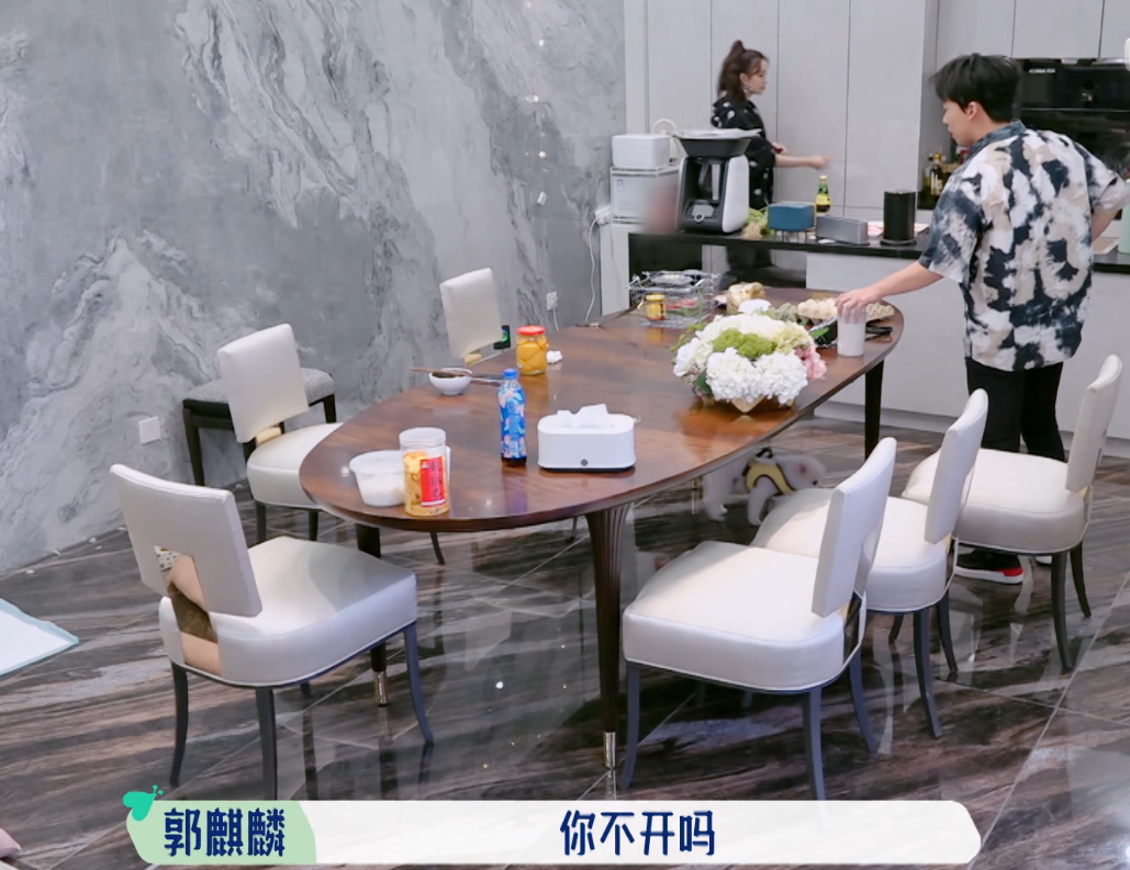 郭麒麟|25岁郭麒麟的成熟让人心疼！3个细节证明他心理成熟度远高于年龄