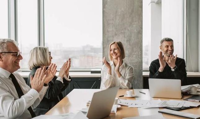 巴中 职员偷偷请假面试，领导怒其背叛，网友：员工没错