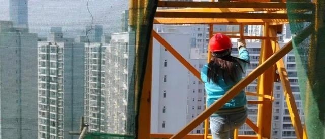 木棍的等待 塔吊那么高，司机有男有女，生理问题怎么解决？司机：自有办法