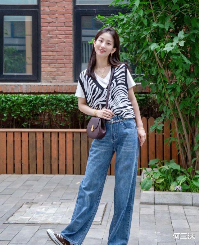 何三沫|秋季穿什么才合适？可以选择针织衫来穿，这样搭配舒适又减龄