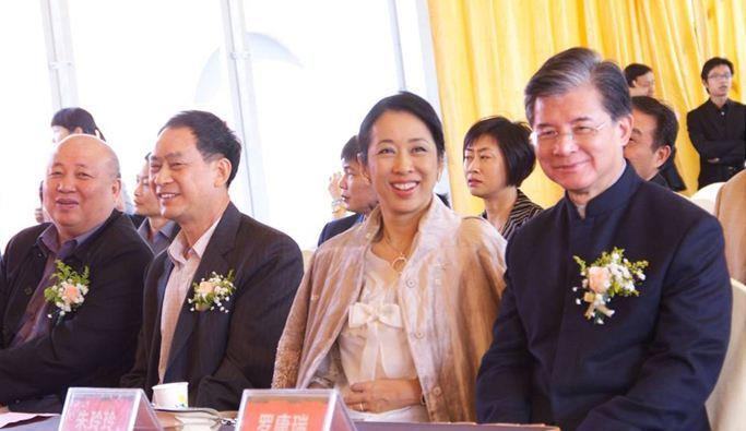 梅利爱说事 众星为王爱伦庆生,朱玲玲穿红衣显年轻,叶倩文满头白发很吸睛