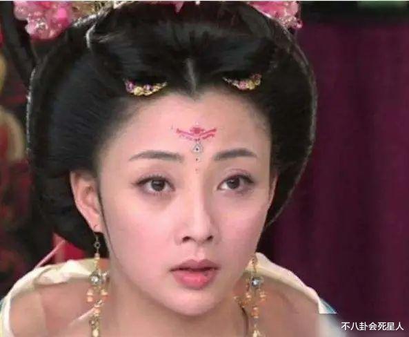 曹颖|别再乱动脸上的痣了！这些中年女星把痣变成特色，个个有灵气