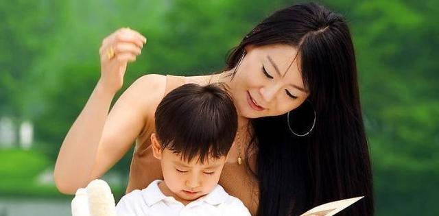 岳群说 母亲穿旗袍拿向日葵送考，看到父亲穿着更是眼前一亮，网友：暖心