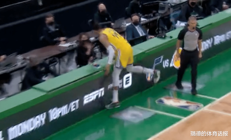 斯蒂芬·庫里|淚目！勇士安德森為救球太拼，摔進(jìn)技術(shù)臺(tái)令人心疼，庫里帶傷作戰(zhàn)