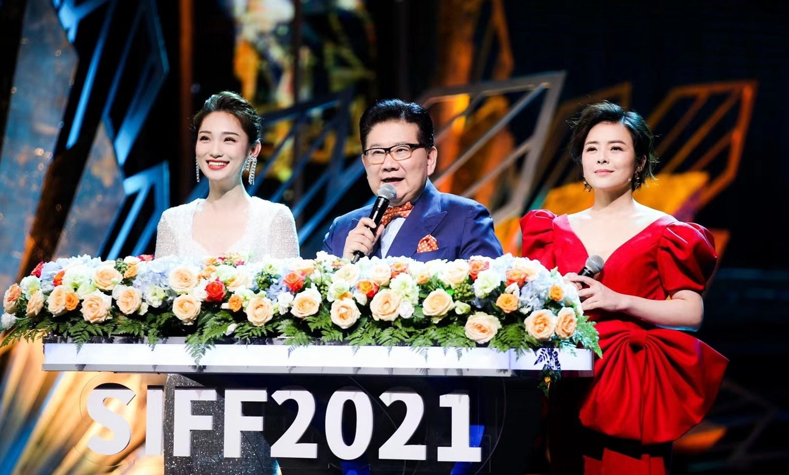 主持人|央视晚会打造“六公主主持团”，蓝羽担任门面，主持人颜值都不差