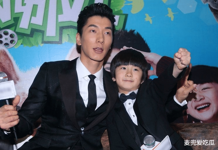 宋亚轩|张亮晒儿子近照？14岁张悦轩模样大变，一双大长腿格外抢镜