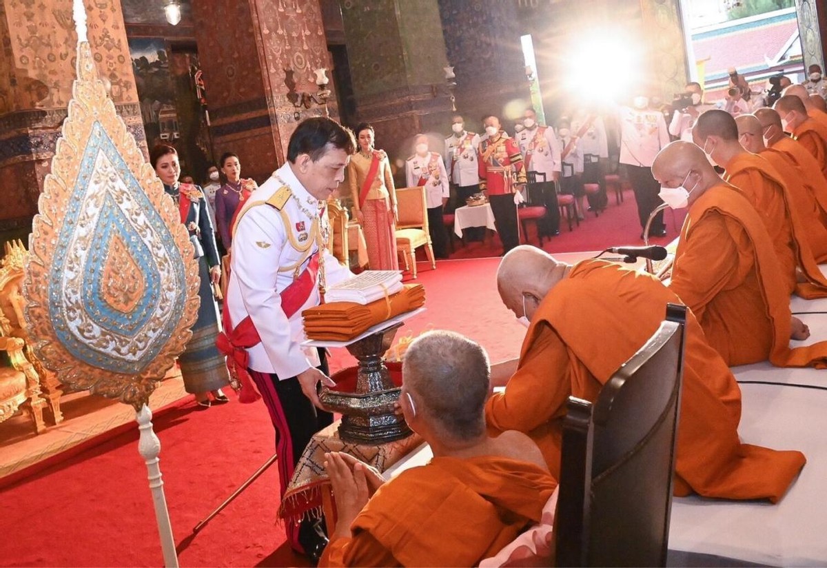 穿衣搭配|泰国42岁嫡长公主真低调！穿紫鸢花色难藏3D身材，笑容又甜又纯