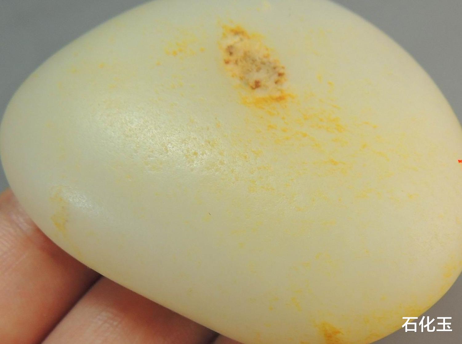 |和田玉洒金皮籽料，或聚或散，或浓或淡，星光点点，极具特色