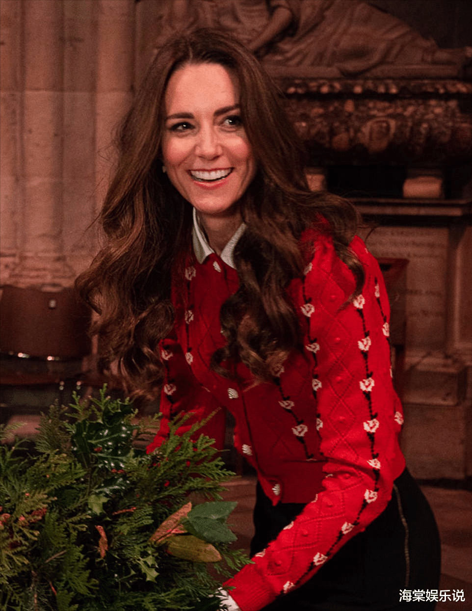 圣诞节|95岁女王圣诞前罕见露面！唇红齿白好精致，蓝钻石蓝眼睛相映生辉