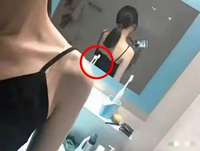 萌萌萌说|“女友在酒店给我拍回来照片,但就感觉不对劲!”你们帮忙看看吧