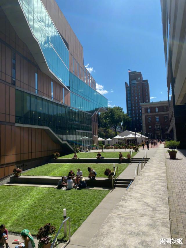 哈文|哈文晒女儿校园照，法图麦和同学围坐晒太阳，大二学生美丽动人