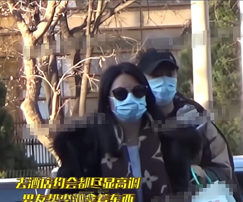 李湘|李湘大方约会，跟年轻男生一起住酒店，男生主动拎东西太懂事