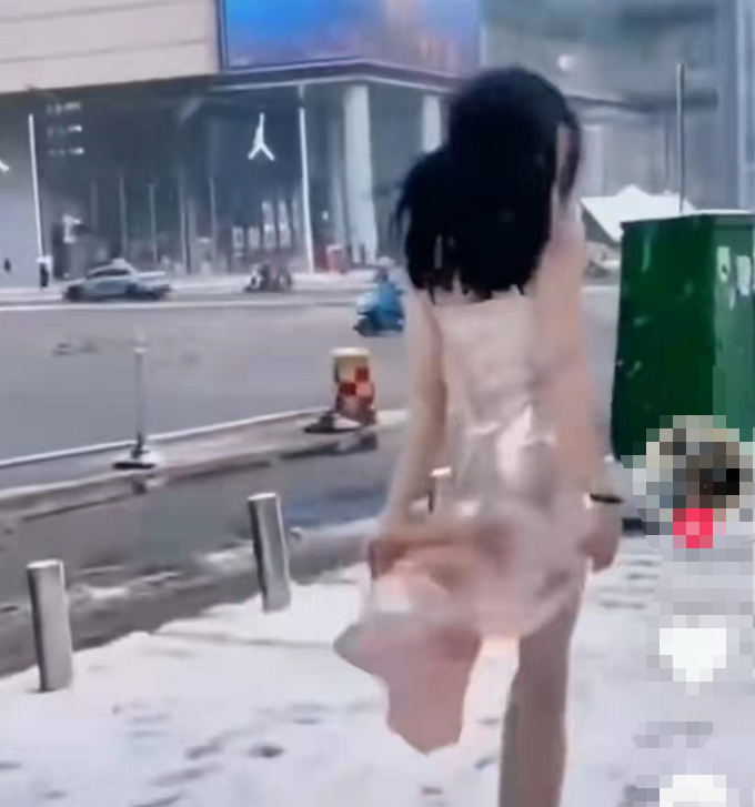 风雪交加,女子衣着单薄走台步,摔倒后没人愿意伸出援助之手