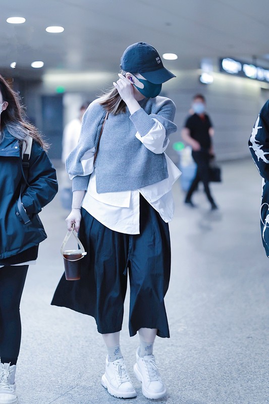 美人哒 阿娇这打扮一般人学不来，“上松下松”造型太吃比例，全靠颜值撑