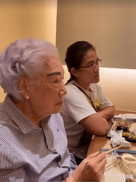 谢玲玲|谢玲玲陪前婆婆聚餐，余宝珠满头白发状态好，97岁还能吃烤肉