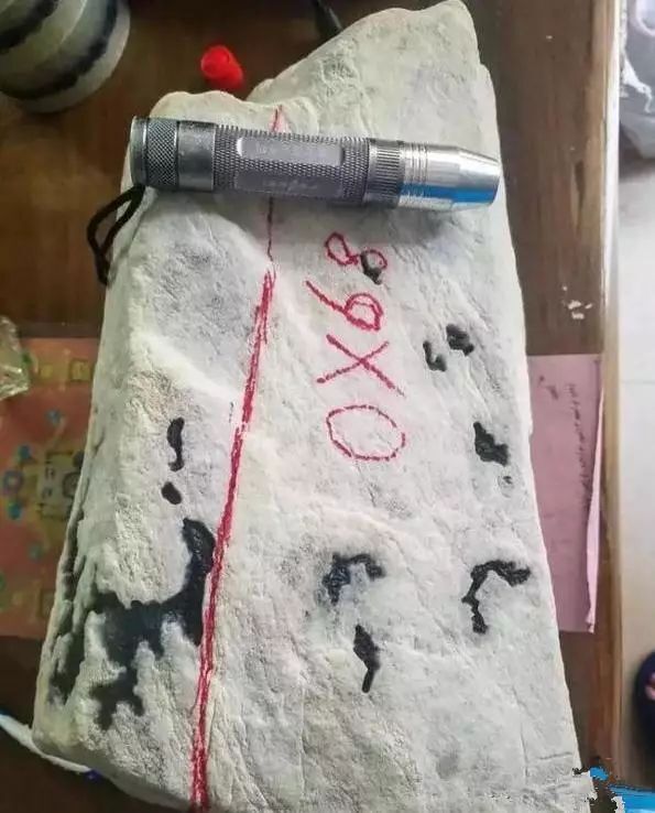 冰种翡翠|380万的翡翠原石,被他一刀切涨4000万,身边的人瞬间炸开锅了!