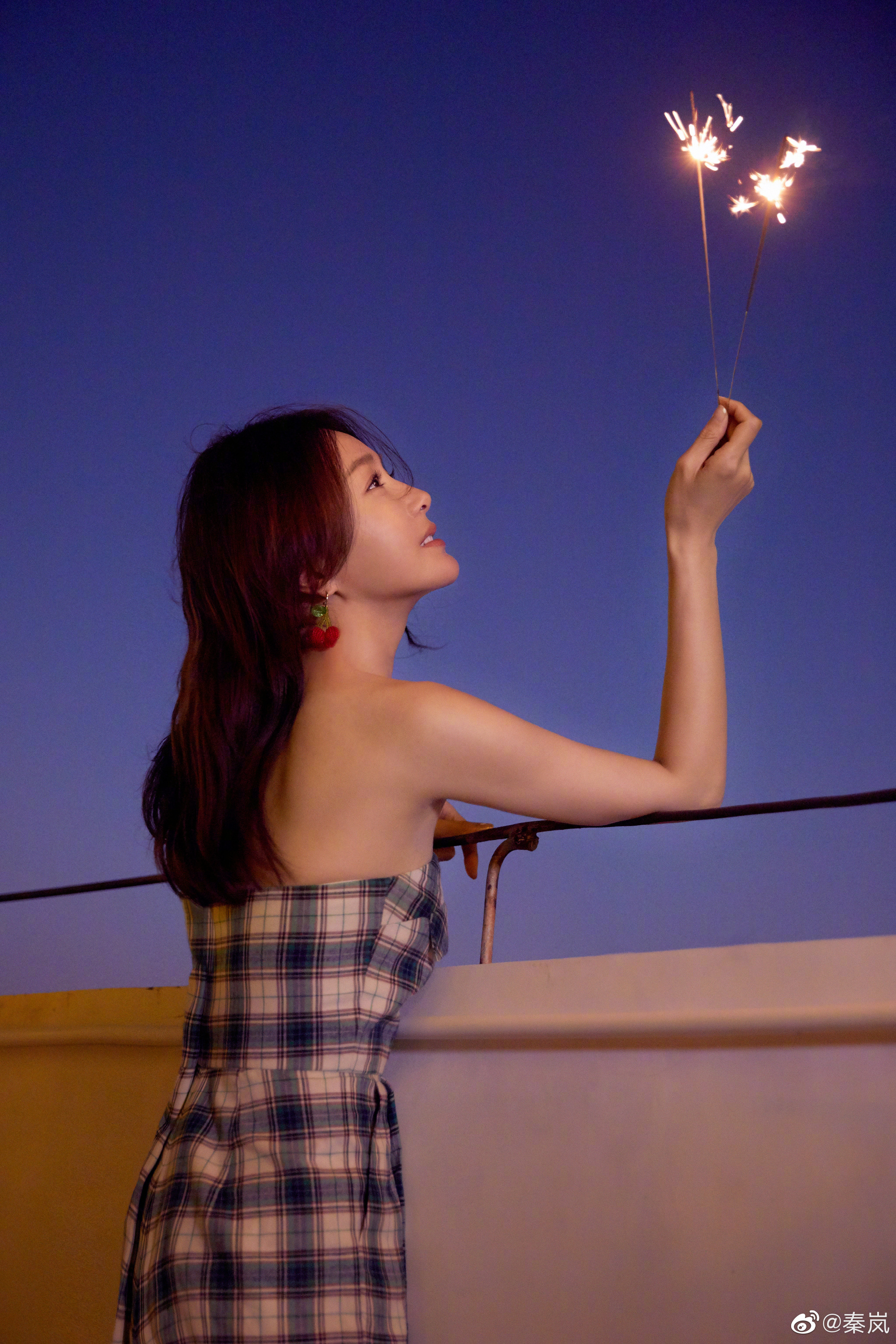 秦岚|秦岚在楼顶天台玩烟花，还用烟花写自己的名字，网友：P图的吧！