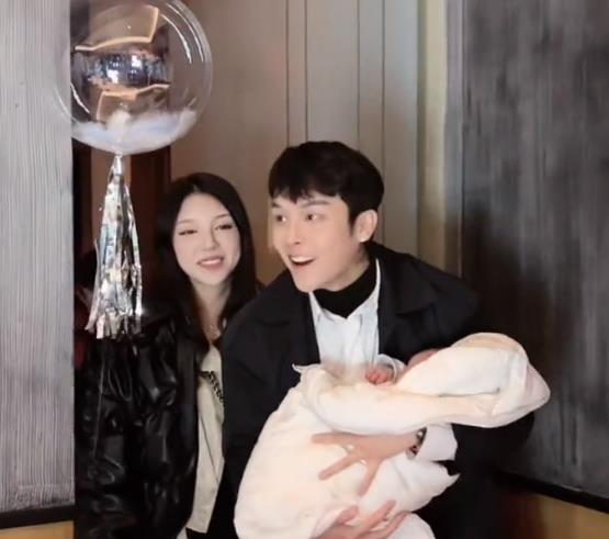 明星|兜儿直播爆料,花19.9给女儿取名,对外说2W,生孩子花了8.6W