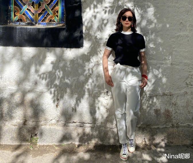 Nina昵娜|陈数一家三口罕见合体！继子露正脸像妈，她穿T恤全家共戴眼镜太默契