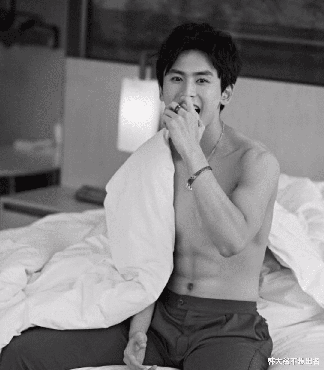 张哲瀚|张哲瀚这个腹肌是画的吗？演《山河令》的时候还是个肥肚子……