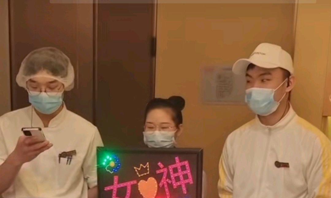 |姚威躺卧姿势走红，有父母身边只剩下享福，离团聚只差一步