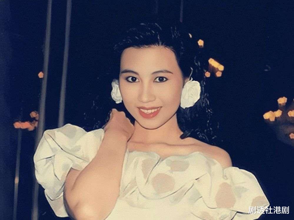 杨宝玲|54岁“亚洲皇后”晒与同届港姐聚会合照，两度离婚，终嫁初恋男友