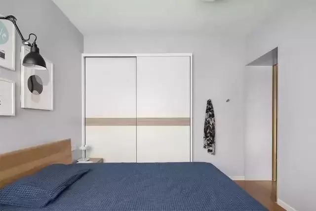 |越来越多人不买成品衣柜了,现在衣柜流行这样装,不吃灰也不占地