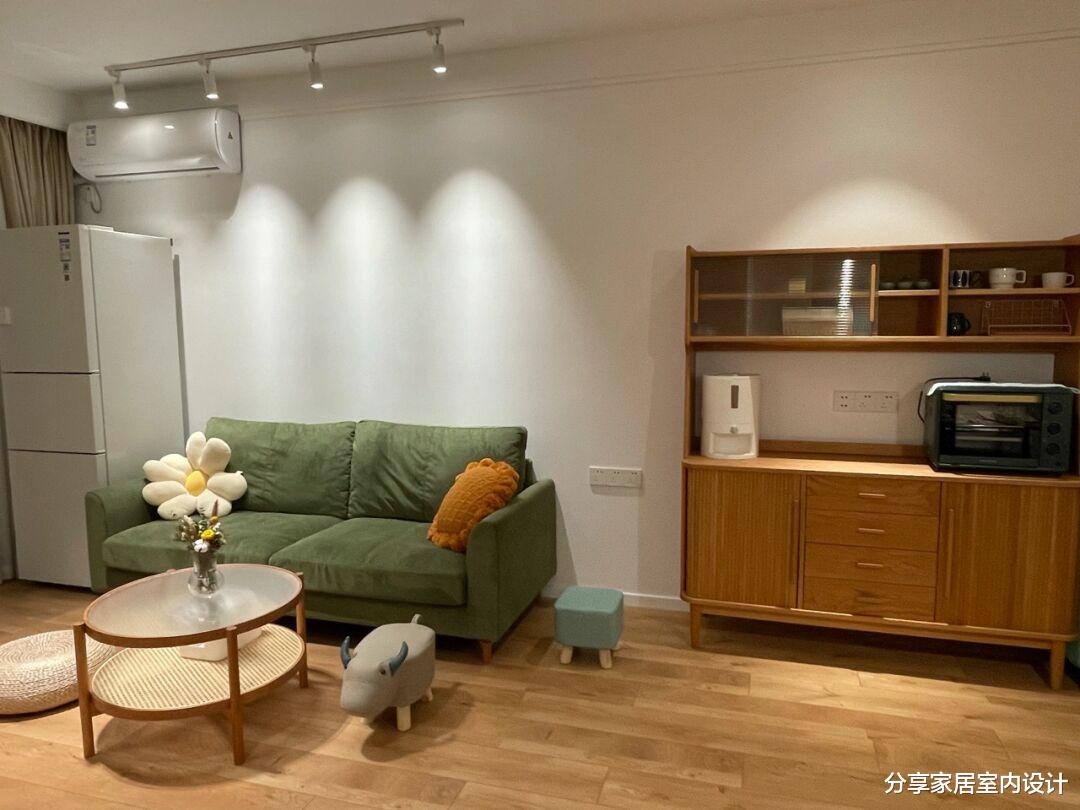 新房打扫干净准备入住，全屋铺贴木地板，电视墙打满柜子很实用！