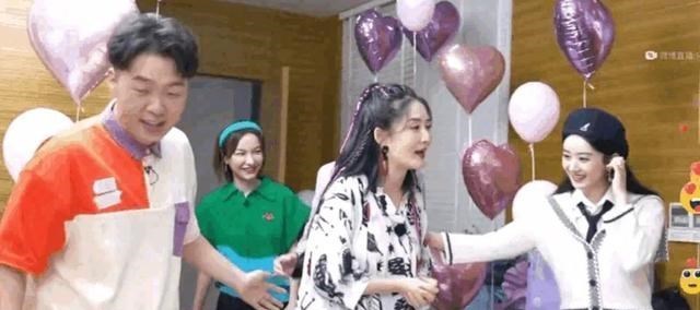 清浅微笑的我|太心酸！谢娜怕被人顶替，生完孩子走路还需要人搀扶就赶紧复工