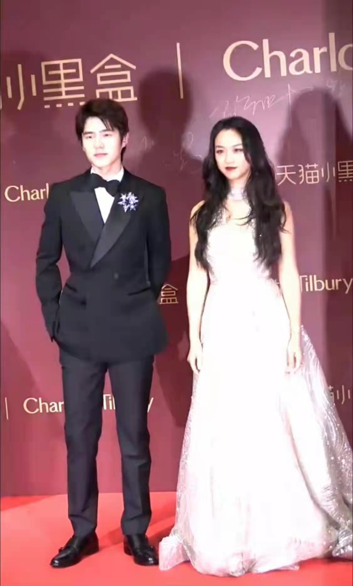 时尚风行派 汤唯脱下礼服赶飞机!穿格纹西装戴中国红口罩心情大好,颜值绝了