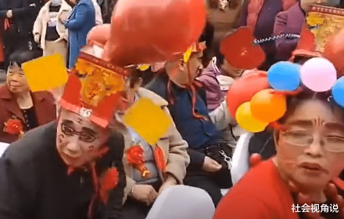 社会视角说 河南一婚礼上，长辈头戴气球化浓妆，“像蟠桃大会众仙云集”