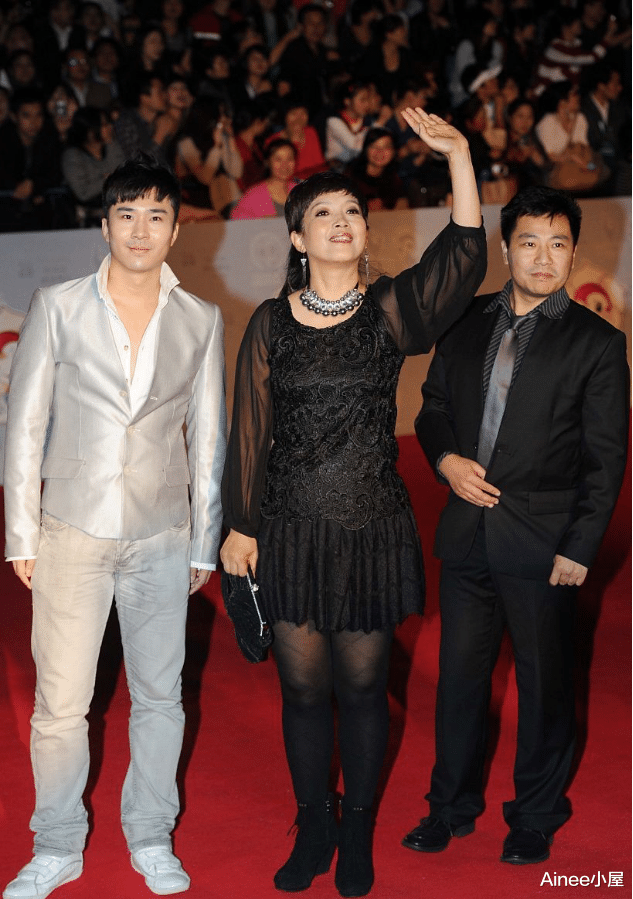 全智贤|吕丽萍真是把自己当小姑娘了，齐刘海还挺显嫩，但肌肉腿抢镜了