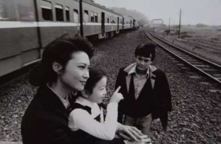 何洁|谢贤曾追求却得不到她，李连杰敬畏她，一头白发却活得像少女