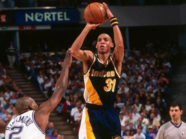 斯蒂芬·库里|雷阿伦投进2000记三分用824场，哈登760场，那库里呢？太秀了