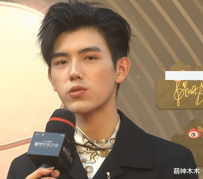 |尹正出席活动状态堪忧，皮肤暗沉发量减少，避谈节食态度微妙